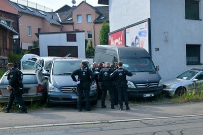 Polizeibeamte untersuchen, ob sich noch Betriebsflüssigkeiten in den Fahrzeugen befinden.