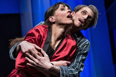 Susanna Voß als Catherine und Peter Peniaška als Philippe in dem Stück "Zwei Lügen, eine Wahrheit". 