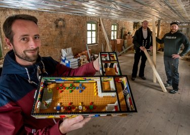 Eine alte Drechslerei wollen Silvio Neuber, Tom Neubert und Markus Füchtner (v. l.) in "Wilhelms Welt-Raum" verwandeln. Das Modell ist schon fertig.