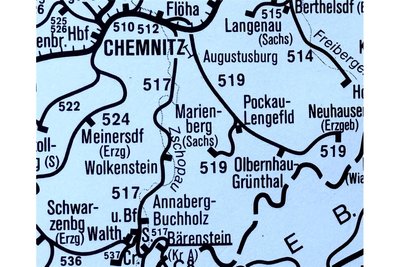 Die Strecke von Pockau-Lengefeld nach Marienberg zweigt von der Flöhatalbahn ab, die das mittlere Erzgebirge mit Chemnitz verbindet.