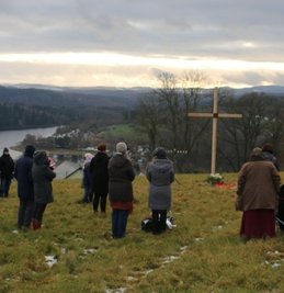 Das große Holzkreuz ist ein Symbol zum Gedenken. 