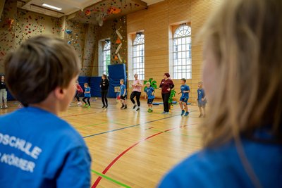 Bevor es los ging, wärmten sich die 25 Kinder und angehenden Erzieher auf.