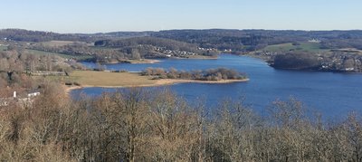 Still ruht der See kurz vorm Jahreswechsel. Ein Blick vom Julius-Mosen-Turm herab auf die Talsperre zeigt auch: Die Pöhl ist endlich wieder gut gefüllt. Auch darauf ist der Tourismus angewiesen. 