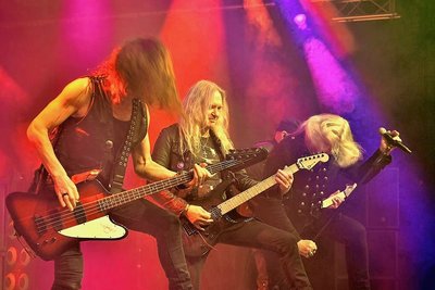 Die Heavy-Metal-Band Saxon rockte am Samstag die Musikhalle Markneukirchen. Im Foto: Tim "Nibbs" Carter, Doug Scarrett und Peter "Biff" Byford (von links). 