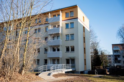 Die neue Arztpraxis von Dr. Anna Prkno befindet sich in einem Wohnblock der Wohnungsgesellschaft Brand-Erbisdorf, Dr.-Wilhelm-Külz-Straße 28 in Brand-Erbisdorf.