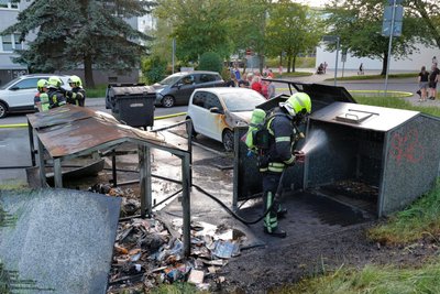 Feuerwehrmänner löschen einen Container und einen Skoda in der Chemnitzer Scharnhorststraße.