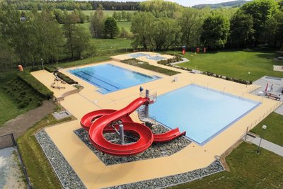 Das Treuener Bad mit der Wasserrutsche.