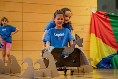 Sophie und Polina beim Piratenparcours in der Jahnsporthalle in Freiberg.