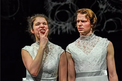Margo (Seraina Leuenberger) fühlt sich vom Kinderwunsch ihres Freundes Jann (Konstantin Weber) erdrückt - Szene aus der Groteske "Beautyland" von Bianca Hein. 