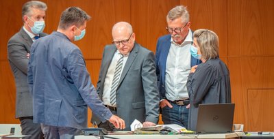 Krisenstimmung rund um OB Schulze (Mitte): Die geplatzte Wahl eines neuen Bürgermeisters bzw. einer neuen Bürgermeisterin für Kultur und Soziales wird zur Belastungsprobe für das Miteinander im Stadtrat. Schon im kommenden Jahr sind die nächsten beiden Bürgermeisterposten zu besetzen. 
