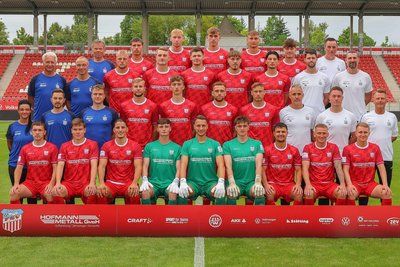 Die Mannschaft des FSV Zwickau in der Saison 2025/26: Hintere Reihe von links: Hygienebeauftragter Hans-Jürgen Lambrecht, Till Jacobi, Josua von Baer, Lennert Möbius, Jonas Dittrich, Randolf Riesen, Mannschaftsleiter Mario Kallisch; Dritte Reihe von vorn und links: Mannschaftsärzte Bernhard Karich und Uwe Flötgen, Theo Martens, Lucas Albert, Sonny Ziemer, Sandro Sengersdorf, Gabriel Figurski Vieira, Athletiktrainer Maik Gläser, Sportchef Robin Lenk; zweite Reihe von links: Physiotherapeutin Marie Koch, Mannschaftsarzt Alexander Suffeda, Physiotherapeut Benjamin Jorde, Maximilian Somnitz, Lukas Eixler, Oliver Fobassam, Felix Pilger, Co-Trainer Daniel Rupf, Torwarttrainer Dennis Dickmann, Cheftrainer Rico Schmitt; vordere Reihe von links: Nick Breitenbücher, Kilian Senkbeil, Veron Dobruna, Torhüter Jasper Kühn, Lucas Hiemann und Clemens Boldt, Andrej Startsev, Marc-Philipp Zimmermann, Daniel Haubner.