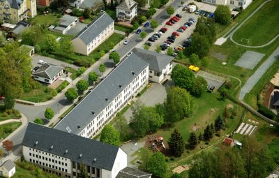 Blick auf den Komplex des Schulzentrums Bad Elster mit den Sportanlagen. 