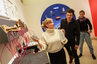 972 Pannen und der uralte Traum von Freiheit: Ein spektakuläres Abenteuer im Schloss Augustusburg - Selbermachen: Elisabeth Oertel, Johannes Fötsch und Anne Knödler (von links) in der Stempel-Werkstatt, wo verschiedene Motive für das Bedrucken von T-Shirts, Taschen oder Unterhosen bereit liegen.