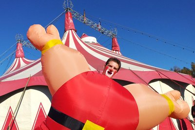 Der „Circus Manuel Weisheit“ gastiert diese Woche erstmals in Schneeberg. Für gute Stimmung soll auch Clown Dave sorgen.