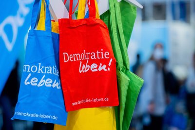 Bundesfamilienministerin Karin Prien (CDU) hatte im März angekündigt, die Förderung von rund 200 der "Demokratie leben!"-Projekte zum Jahresende auslaufen zu lassen. (Symbolbild)
