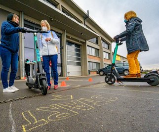 Nadine Baumann vom E-Roller-Verleiher Tier (links) ließ Besucher der Age-Tech-Messe Proberunden drehen und wies Christel Auerbach ein, während Cornelia Weiß den Parcours schon begeistert durchfahren hatte. 