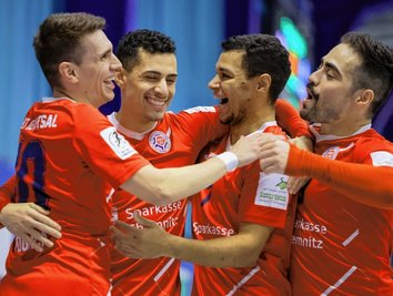 Glückliche Gewinner: Diego Fogaca, Gabriel Oliveira, Paulo Garibaldi und Kennedy Ribeiro (von links) feiern den Kantersieg ihres HOT-05-Teams gegen Bielefeld. 
