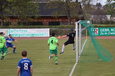 Florian Dickhardt (l.) köpft zum 1:0 für den SV Affalter ein.FSV-Keeper Rene Leistner ist machtlos.