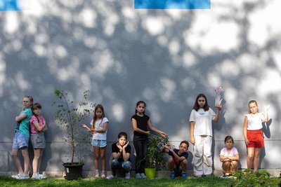 Lauter traurige Gesichter an der schattigen Stirnseite der Schule: Als die jetzigen Viertklässler aus den Ferien zurückkamen, waren die schönen großen Schulhaus-Pflanzen plötzlich nicht mehr da.