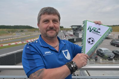 Mike Hasselbach (55) aus Gersdorf wurde vom Kreisverband Fußball Zwickau zum besten Schiedsrichter der vergangenen Saison gekürt.