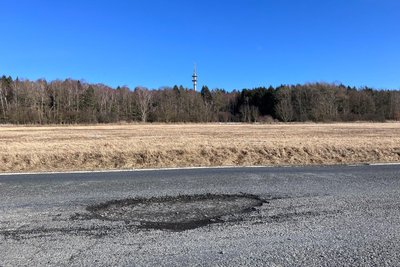 Nein, das ist kein Feldweg. Das ist ein Teil des überregionalen Verkehrsnetzes in Sachsen: Die S 298 zwischen Brockau und Reimersgrün - ein Autobahnzubringer.