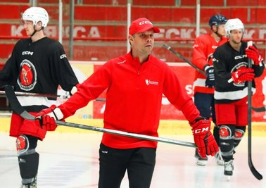 Die Eispiraten Crimmitschau stehen im Training wieder auf dem Eis. Mit dem Abschluss der ersten Woche war Trainer Marian Bazany (Mitte/Foto vom Mittwoch) aber alles andere als zufrieden. 