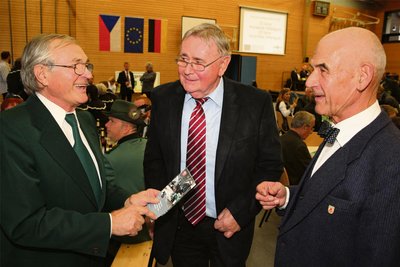 2018 war Rittersgrün Gastgeber für die Feier von zwei Partnerschaftsjubiläen. Hier Mitglieder des Partnerschaftskomitees – von links František Schlosser aus Nová Role/Neurohlau, der 2. Vorsitzende Hans-Jürgen Knabe aus Rittersgrün und der 1. Vorsitzende Dr. Hermann A. Nein aus Münstertal.