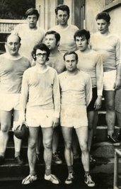 Die Flöhaer Handballmannschaft aus dem Jahr 1971. Ganz vorn mit Brille der heutige Vereinsvize Gert Hiemann. 