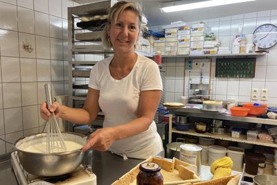 Cremes in verschiedenen Farben und Zusammensetzungen werden gebraucht für die Torten zu Schulanfang. Doreen Betschl hat alle Hände voll zu tun.