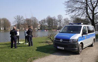 Künftig gelten für Verstöße gegen die Ausgangsbeschränkungen klare Strafen. Ordnungsbehörden, wie hier in Chemnitz, können demnach Verwarngelder von 55 Euro verhängen.
