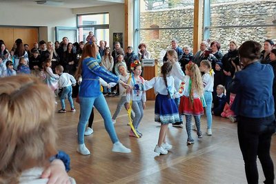 Gemeinsame Tänze sorgten für eine beschwingte Stimmung beim Osterfest im Gemeindezentrum Werdau.