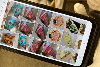 Michaela Trommers Handy ist voll mit Fotos von Motivtorten, die sie in den vergangenen vier Jahren nach Kundenwunsch gefertigt hat.