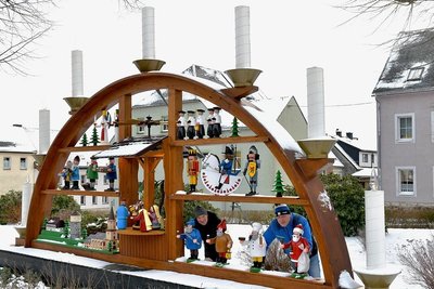 Der Schwibbogen in Sayda bedarf einer dringenden Generalüberholung. Im Bild von links Mirko Beer und Arndt Lorenz. 
