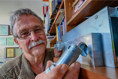 Erfinder Joachim Müller entwickelte auch einen Bolzen, der mit einer Hand zu bedienen ist und in der Montagetechnik, im Werkzeugbau oder in der Schifffahrt einsetzbar ist. 