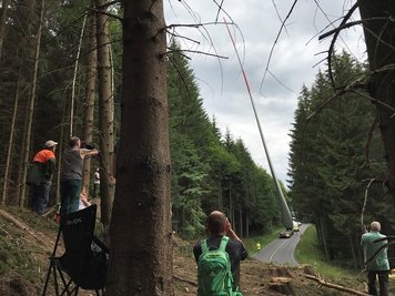 An einer steilen Kurve versammelten sich Schaulustige