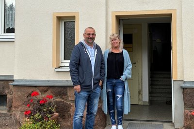 Heimleiterin Manuela Schneider begleitet die Bewohner auf dem Weg zurück in einen stabilen Alltag. Dabei stimmt sie sich mit Vfb-Chef Ingo Friese ab.