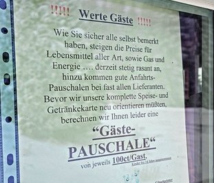 100 Cent für den Besuch: Die Gaststätte am Pferdegöpel in Johanngeorgenstadt erhebt seit einiger Zeit wegen der gestiegenen Kosten für Lebensmittel und Energie eine sogenannte Gäste-Pauschale. 