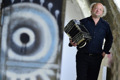 Jürgen Karthe spielt beim Konzert am Samstag in Aue als Solist das Bandoneon.