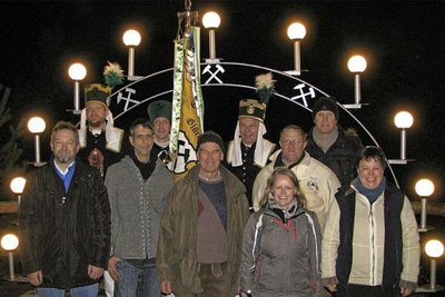 Münstertaler und Rittersgrüner Bürger 2019 beim ersten Schwibbogenfest am Besucherbergwerk Teufelsgrund in Münstertal.