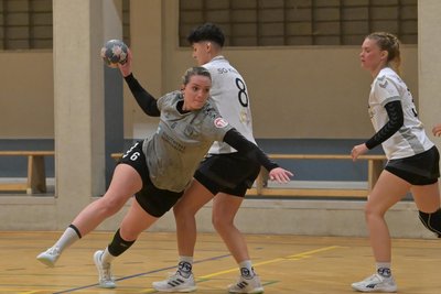 Der SV Schneeberg, hier am Ball mit Lisa Helbig gegen die SG Klotzsche, spielt derzeit zu verkopft.