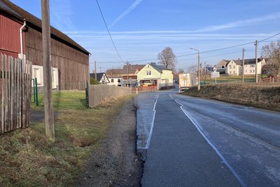 Die Ortsdurchfahrt Reimersgrün ist eng und in katastrophalem Zustand. Dieses Jahr will der Freistaat ein bauvorbereitendes Planfeststellungsverfahren beginnen.