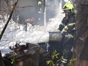 Kräfte der Feuerwehr bekämpften mit Schaum den Brand.