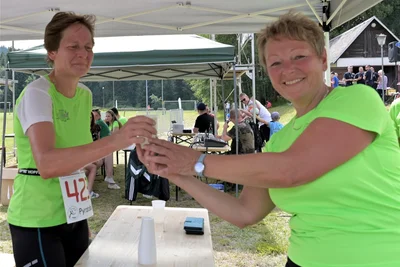 Heidi Glaß (re.) gehörte zum Helfer-Team und hat an die Aktiven Getränke verteilt – links Angela Frisch vom ESV Lok Adorf, die über zehn Kilometer Gesamtzweite der Frauen geworden ist.