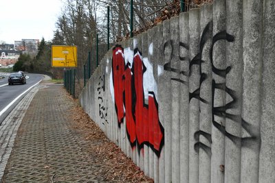 An der Mittweidaer Straße in Rochlitz finden sich illegale Graffiti. Nun wird wegen Sachbeschädigung ermittelt.