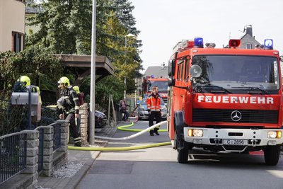 Zwei benachbarte Gartenhäuschen wurden in Mitleidenschaft gezogen. Verletzt wurde niemand.