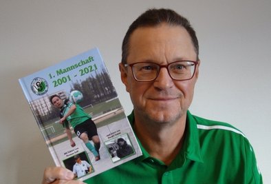 Thomas Gräf mit seinem neuen Buch über die Oelsnitzer Fußballer. 