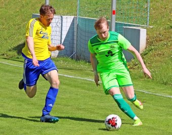 Der Werdauer Arian Liebers (rechts) enteilt Danilo Schmidt. Liebers erzielte kurz vor dem Ende den Siegtreffer für den FC Sachsen 90. 