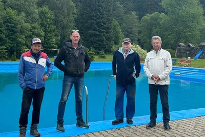 Vereinschef Jan Fischer (2. v. l.) mit den Senioren Günther Püschl (l.), Waldemar Hahn und Hans Dietel (r.) aus dem Verein „Hochofensport“, die sich sehr für das Freibad in Schmalzgrube einsetzen.