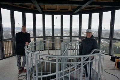 Thomas Lehniger (links) vom Schlossförderverein Schloss Voigtsberg undArchitekt Harald Schneider (rechts) auf der neuen Aussichtsplattform.