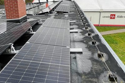 Auf dem Dach des Heizhauses am Crimmitschauer Kunsteisstadion wurde vor kurzem eine Photovoltaikanlage aufgebaut. Der so erzeugte Strom soll unter anderem beim Eis machen in der Kids-Arena helfen. Foto: Verein